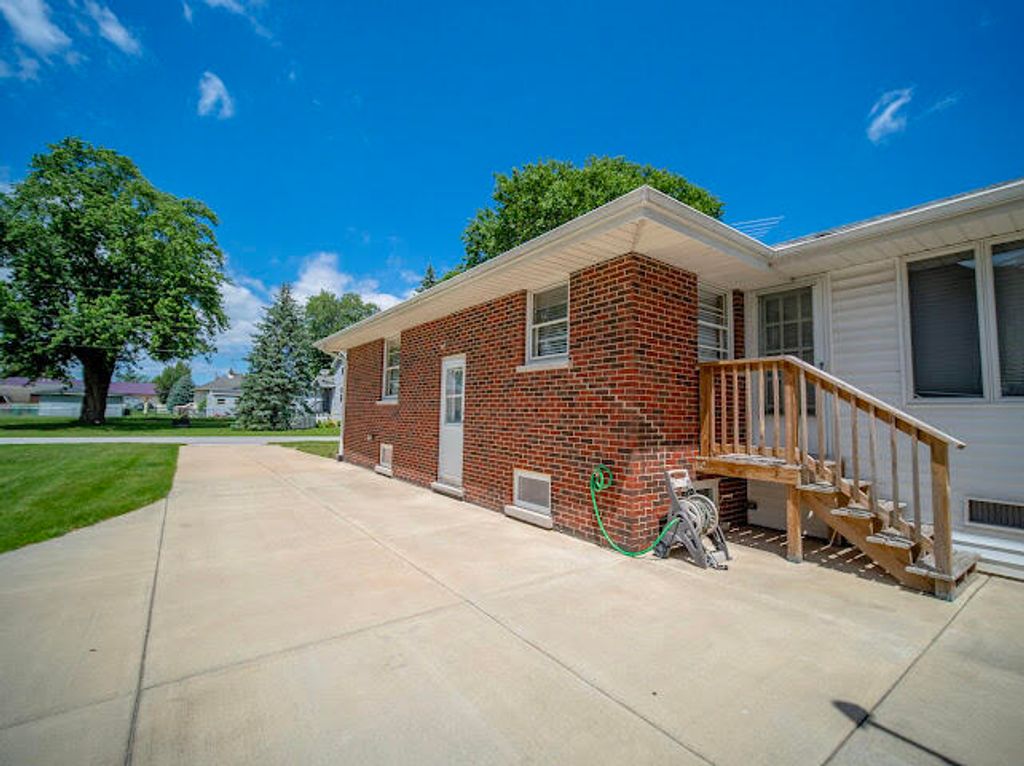 Photo of 548 South Street, Munster, IN 46321 (MLS # 841121)