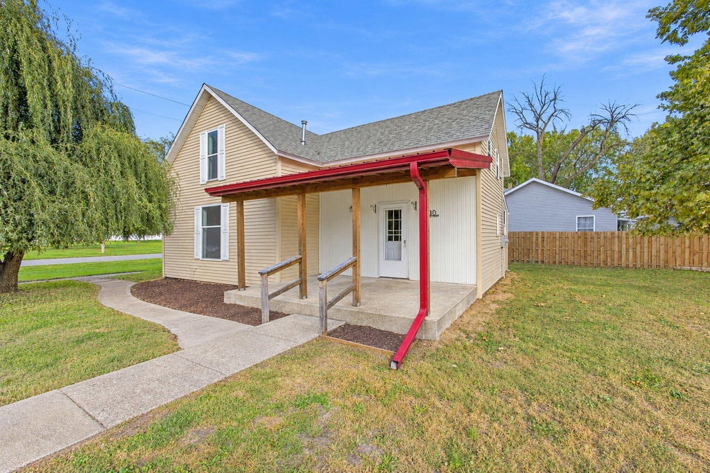 Photo of 100 E Oak Street, Rensselaer, IN 47978 (MLS # 846900)