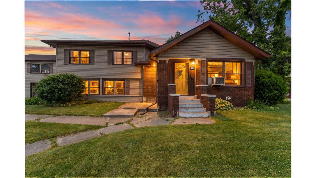 Photo of 501 Wabash Avenue, Chesterton, IN 46304 (MLS # 840119)
