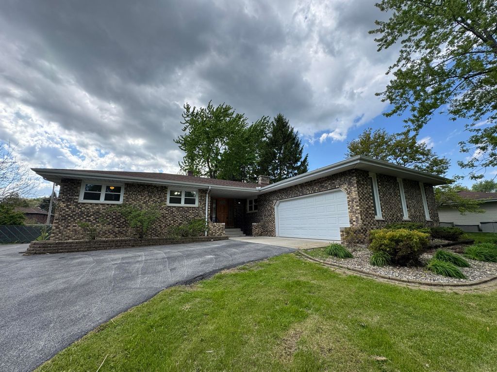 Photo of 9616 Olcott Avenue, Saint John, IN 46373 (MLS # 838257)
