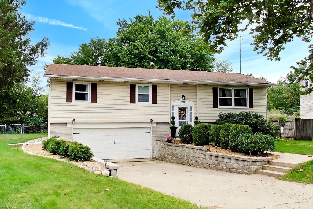 Photo of 210 Lawndale Place, Michigan City, IN 46360 (MLS # 845814)