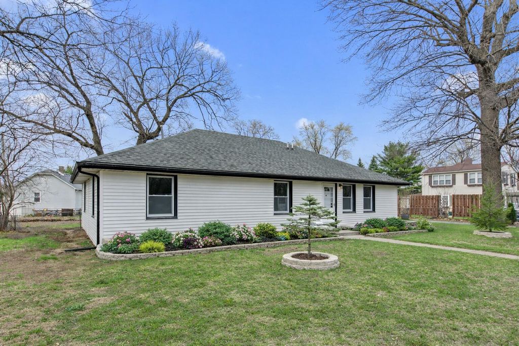 Photo of 208 E Avenue A, Griffith, IN 46319 (MLS # 836861)