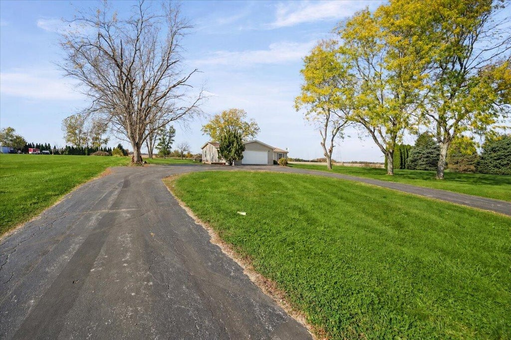 Photo of 174 N 450 E, Valparaiso, IN 46383 (MLS # 847623)