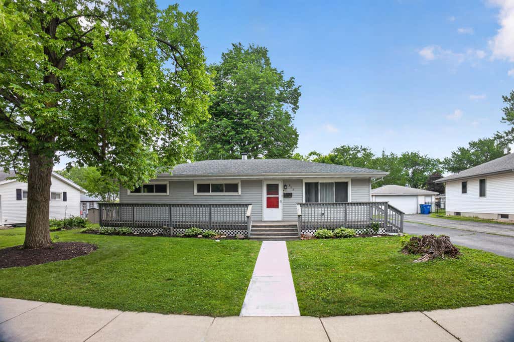 Photo of 922 E Crestview Court, Crown Point, IN 46307 (MLS # 840895)