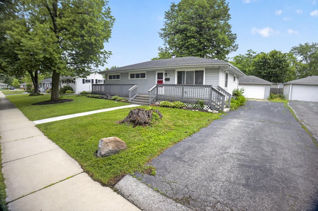 Photo of 922 E Crestview Court, Crown Point, IN 46307 (MLS # 840895)