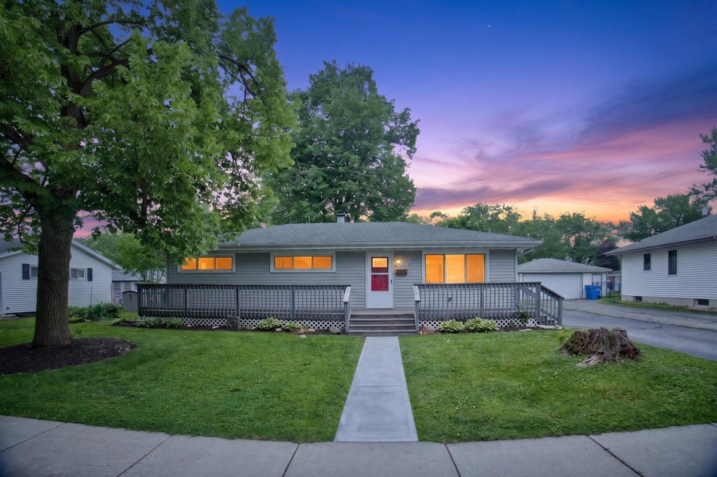 Photo of 922 E Crestview Court, Crown Point, IN 46307 (MLS # 840895)