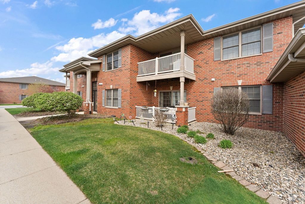 Photo of 630 Cambridge Court #1b, Munster, IN 46321 (MLS # 837209)