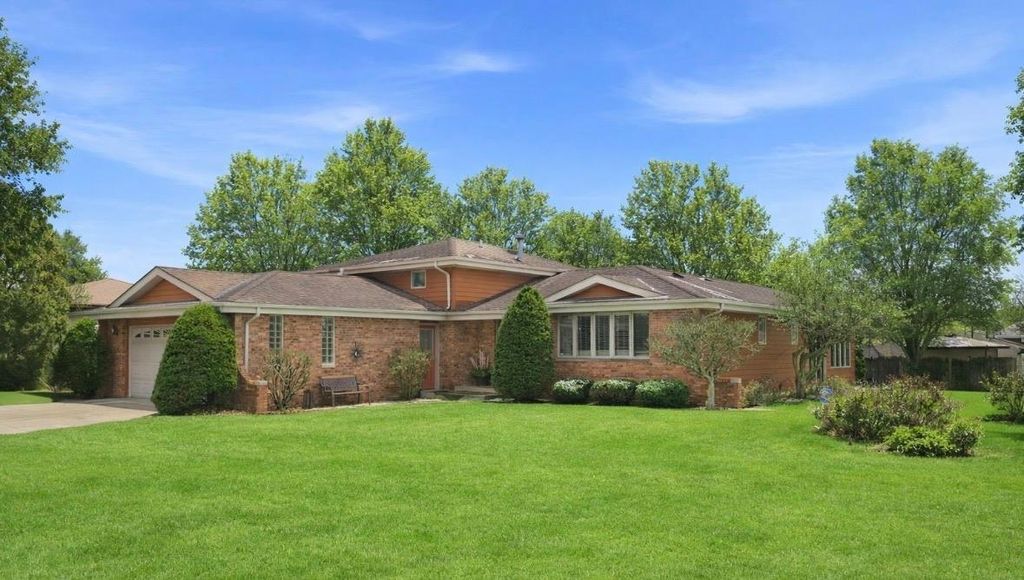 Photo of 1527 Tanglewood Drive, Schererville, IN 46375 (MLS # 834923)