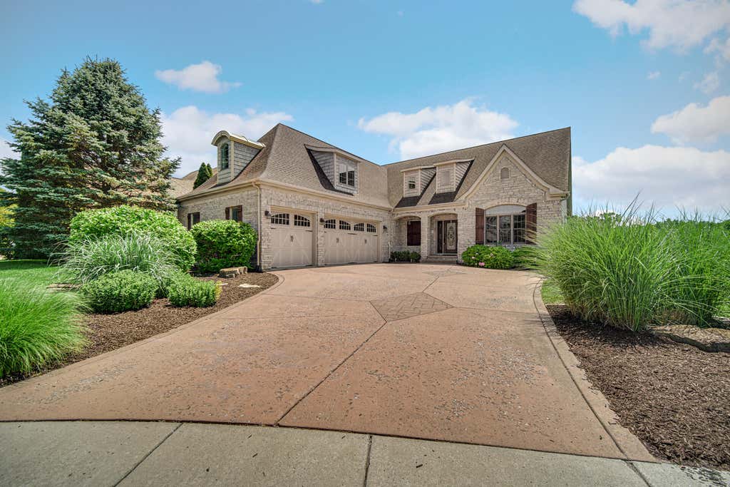 Photo of 286 Overlook Court, Valparaiso, IN 46385 (MLS # 841894)