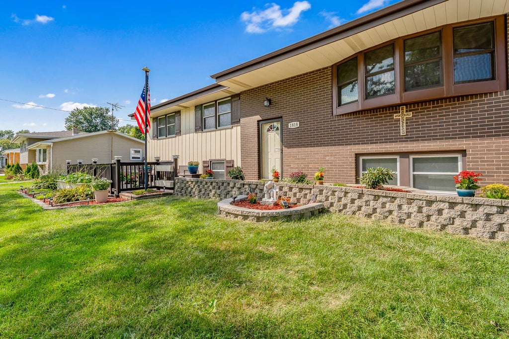 Photo of 1818 W 94th Avenue, Crown Point, IN 46307 (MLS # 844553)