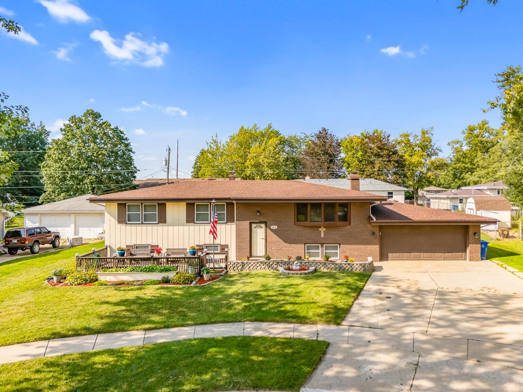 Photo of 1818 W 94th Avenue, Crown Point, IN 46307 (MLS # 844553)