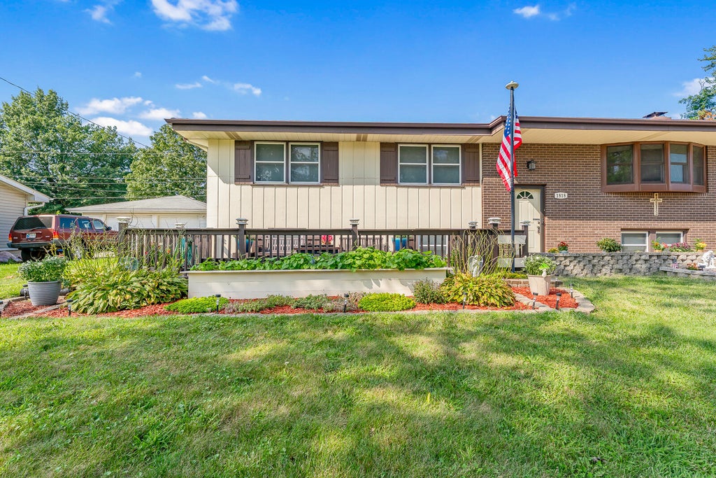 Photo of 1818 W 94th Avenue, Crown Point, IN 46307 (MLS # 844553)