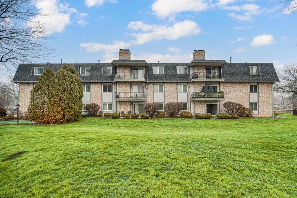 Photo of 245 W Joliet Street #205, Schererville, IN 46375 (MLS # 835100)