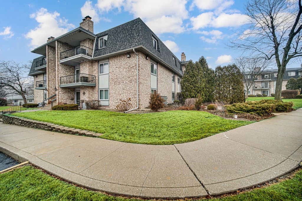 Photo of 245 W Joliet Street #205, Schererville, IN 46375 (MLS # 835100)