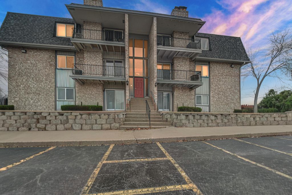 Photo of 245 W Joliet Street #205, Schererville, IN 46375 (MLS # 835100)