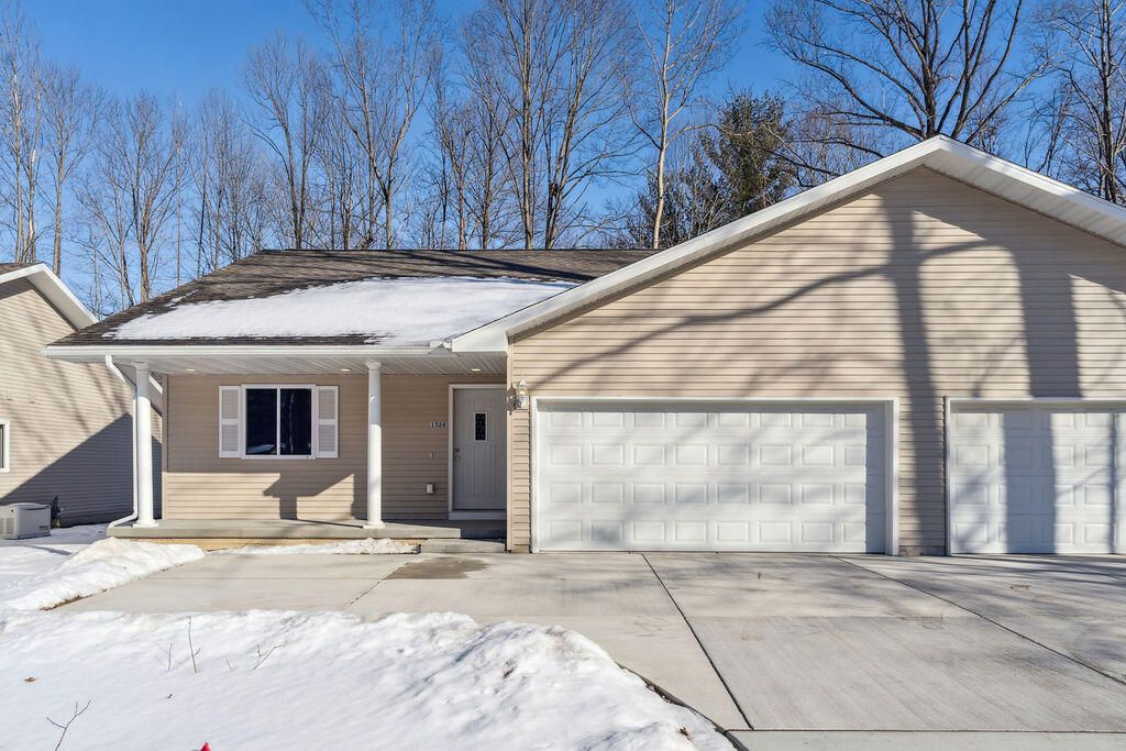 Photo of 1524 Woodland Avenue, Michigan City, IN 46360 (MLS # 833865)