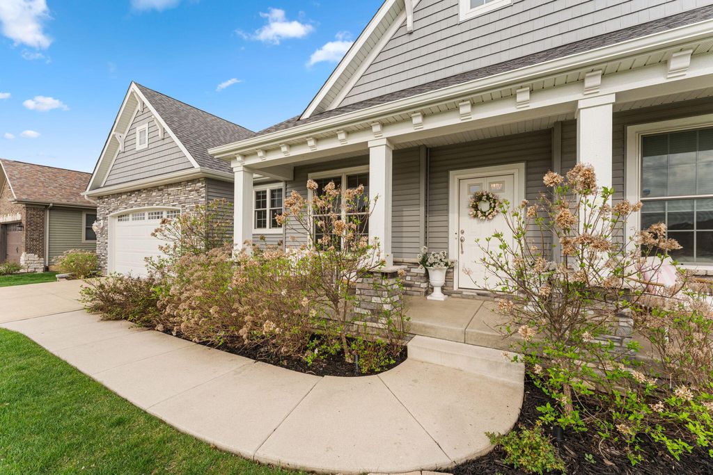 Photo of 2046 Franklin Drive, Crown Point, IN 46307 (MLS # 837204)