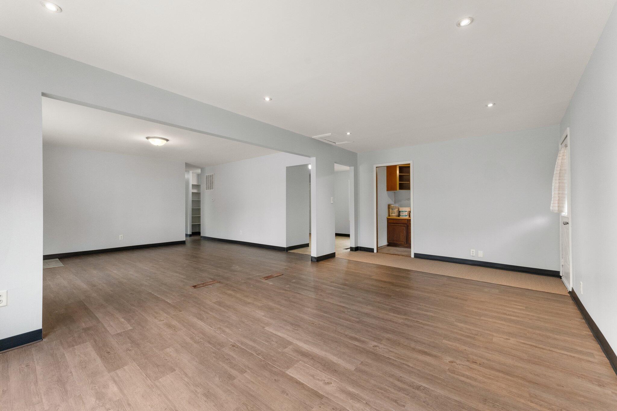 Valparaiso, Indiana 46383, United States, 3 Bedrooms Bedrooms, ,1 BathroomBathrooms,Residential,Pending,27509