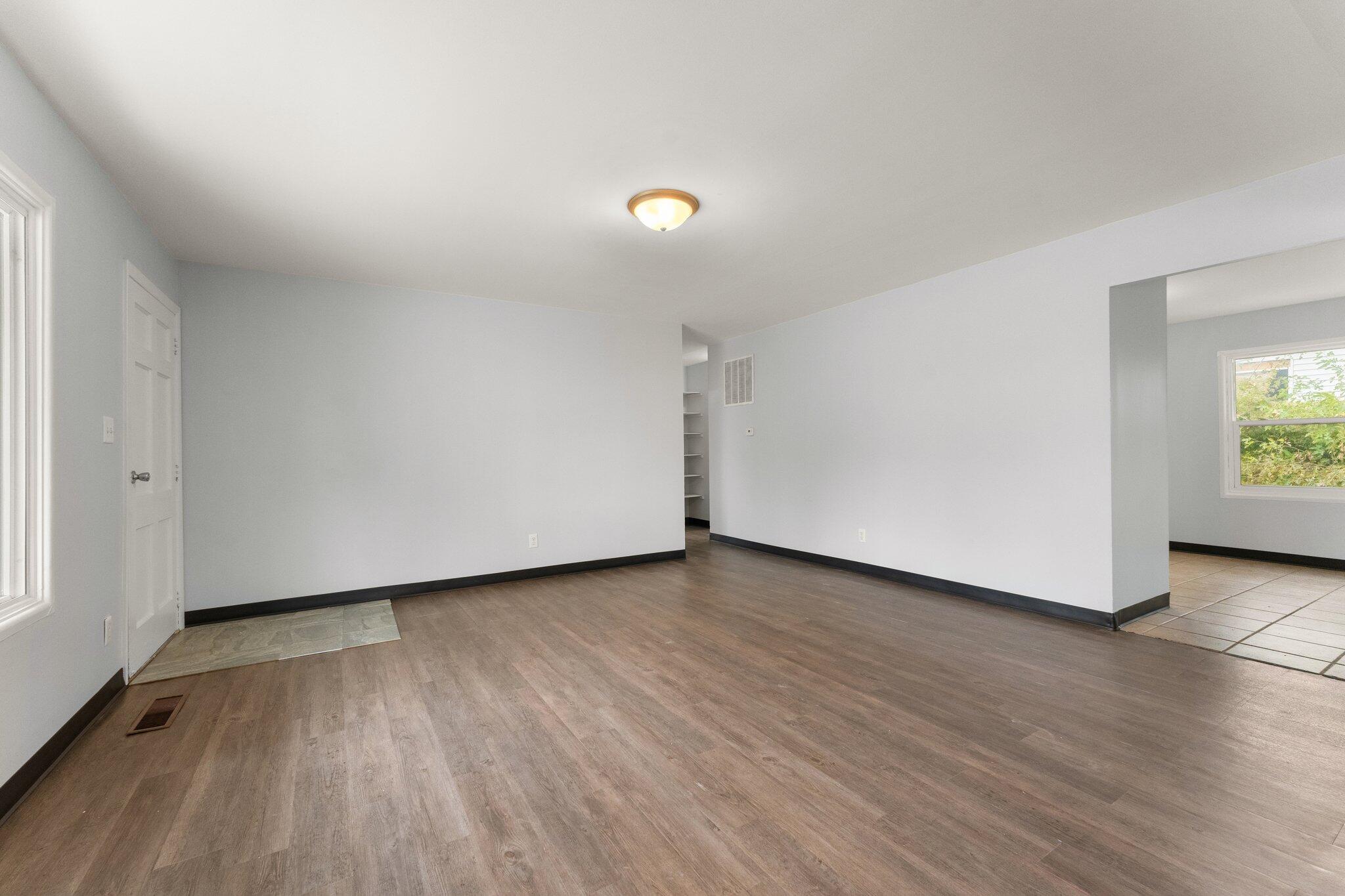 Valparaiso, Indiana 46383, United States, 3 Bedrooms Bedrooms, ,1 BathroomBathrooms,Residential,Pending,27509