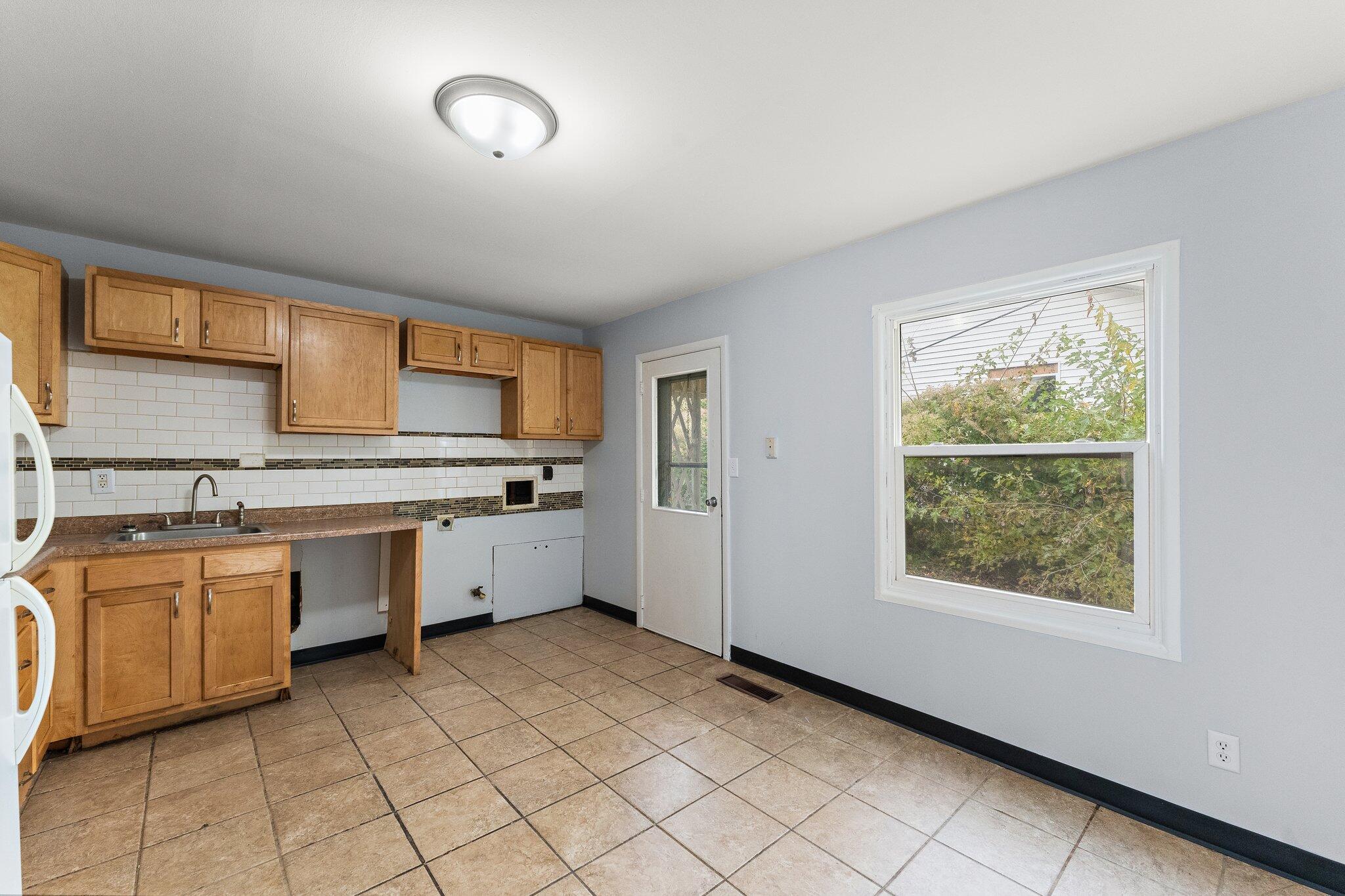 Valparaiso, Indiana 46383, United States, 3 Bedrooms Bedrooms, ,1 BathroomBathrooms,Residential,Pending,27509