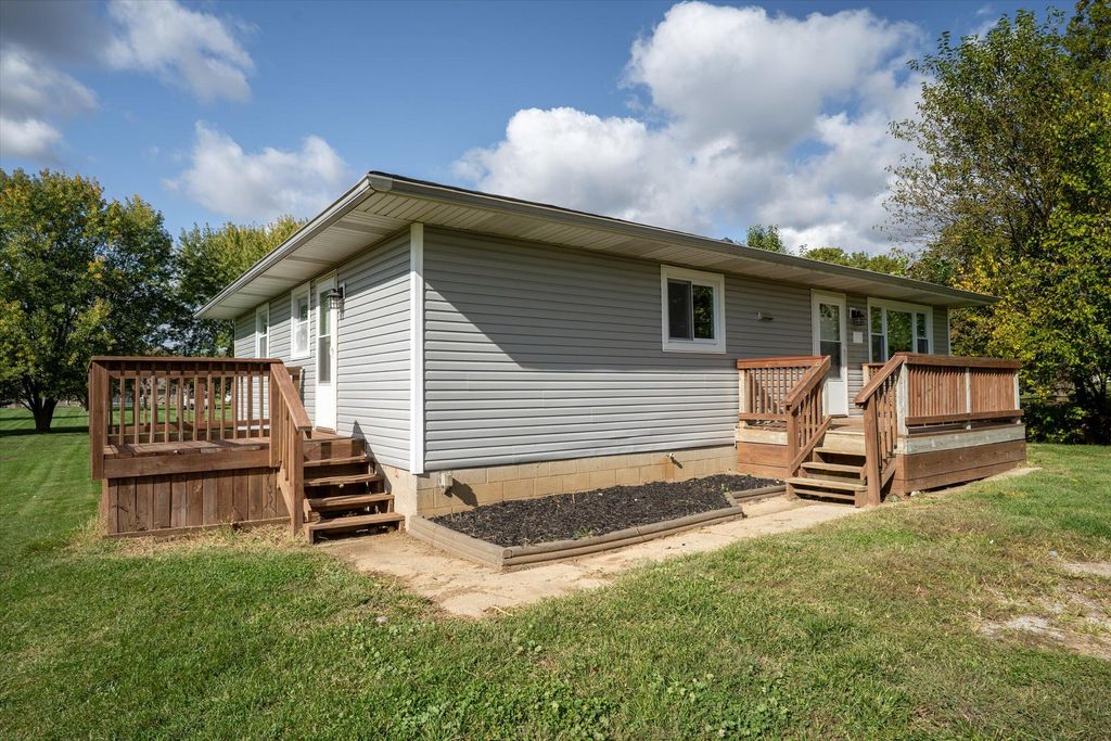 Photo of 16 S 200 W, Valparaiso, IN 46385 (MLS # 837588)