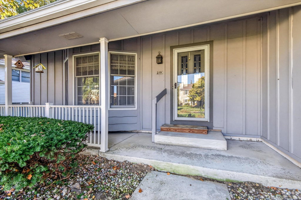 Photo of 219 Golfview Drive, Schererville, IN 46375 (MLS # 847412)