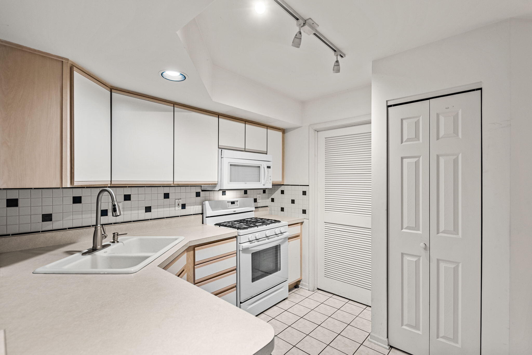 Crown Point, Indiana 46307, United States, 2 Bedrooms Bedrooms, ,2 BathroomsBathrooms,Residential,Active,237322