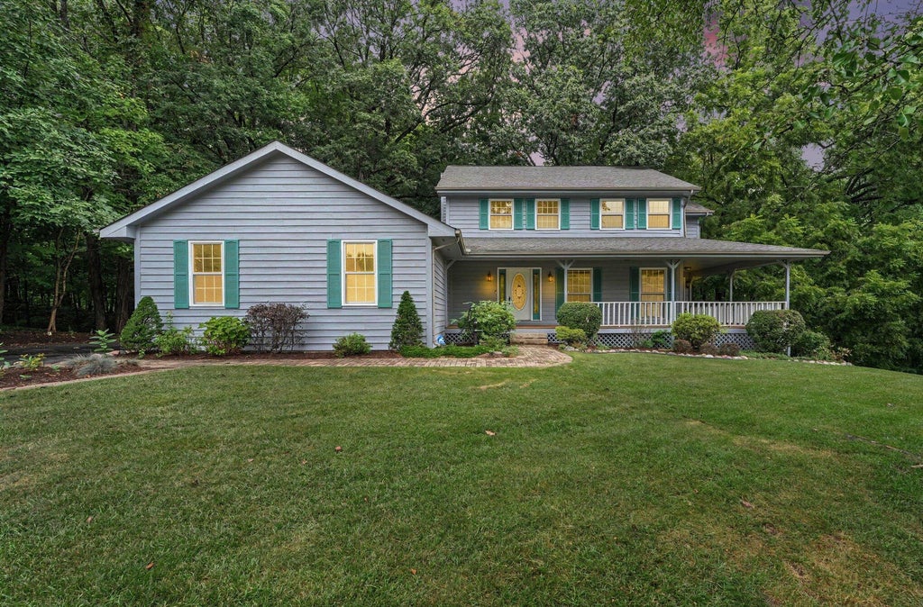 Photo of 433 Brookshire Court, Valparaiso, IN 46385 (MLS # 845543)