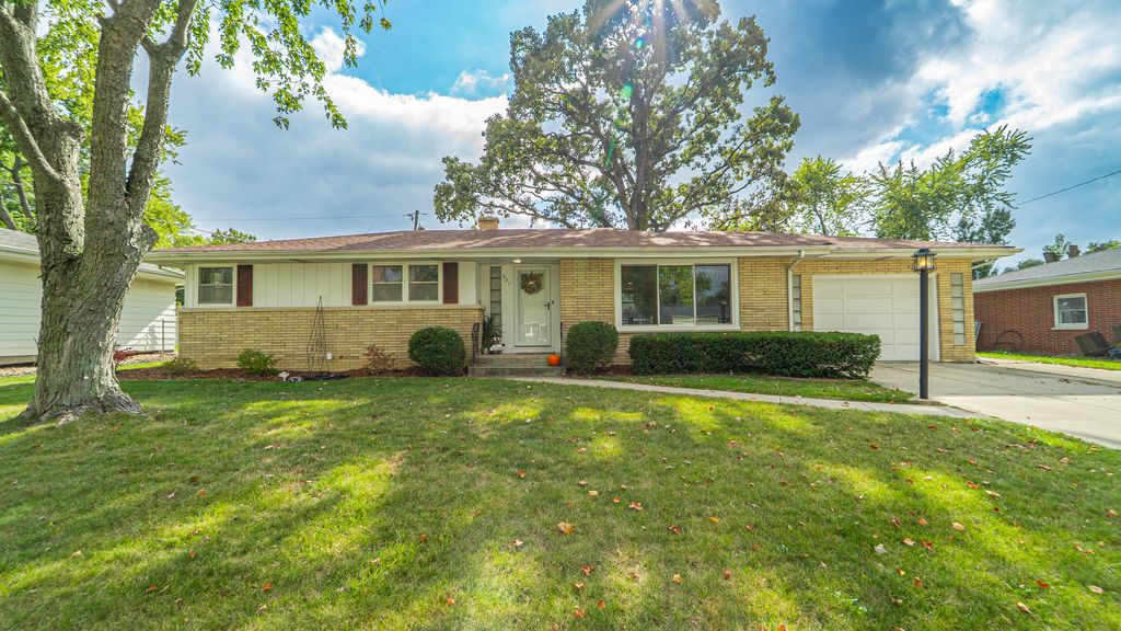 Photo of 321 Bluebird Avenue, Crown Point, IN 46307 (MLS # 829412)