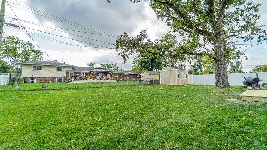 Photo of 321 Bluebird Avenue, Crown Point, IN 46307 (MLS # 829412)