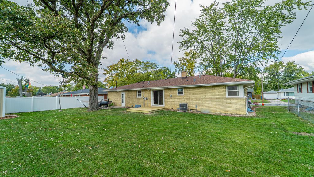 Photo of 321 Bluebird Avenue, Crown Point, IN 46307 (MLS # 829412)