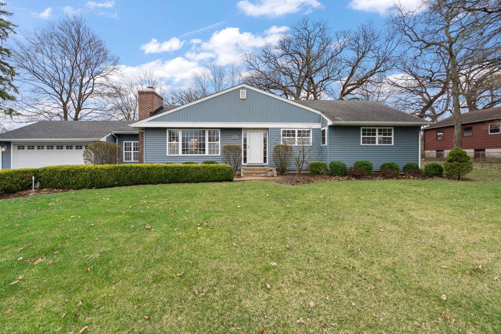 Photo of 1300 Hayes Street, Crown Point, IN 46307 (MLS # 836519)