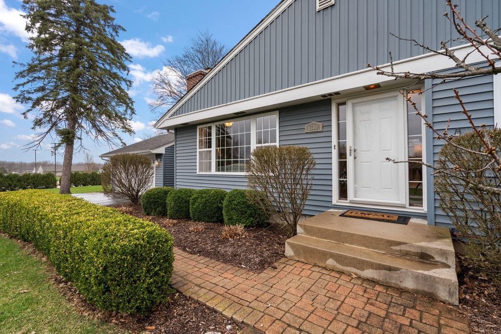 Photo of 1300 Hayes Street, Crown Point, IN 46307 (MLS # 836519)