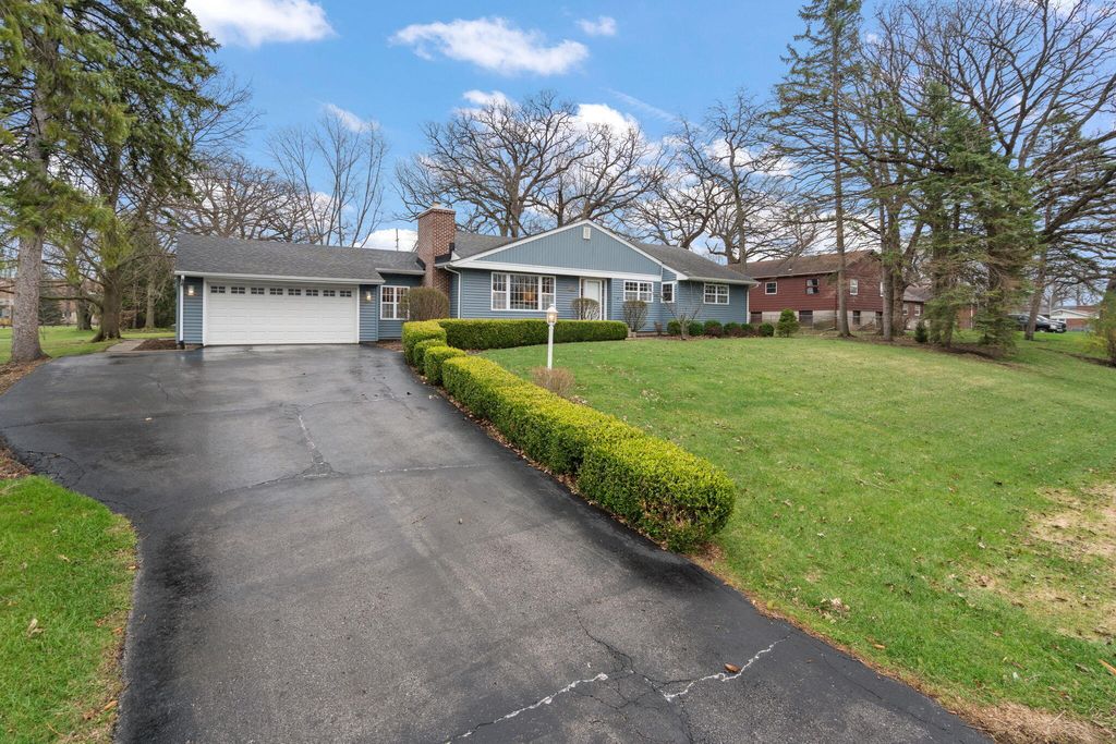 Photo of 1300 Hayes Street, Crown Point, IN 46307 (MLS # 836519)