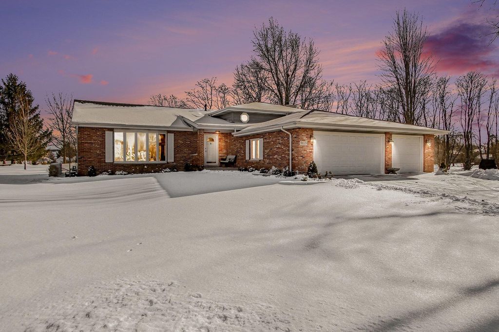 Photo of 9679 E Oakridge Drive, Saint John, IN 46373 (MLS # 833406)