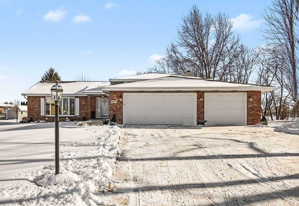 Photo of 9679 E Oakridge Drive, Saint John, IN 46373 (MLS # 833406)