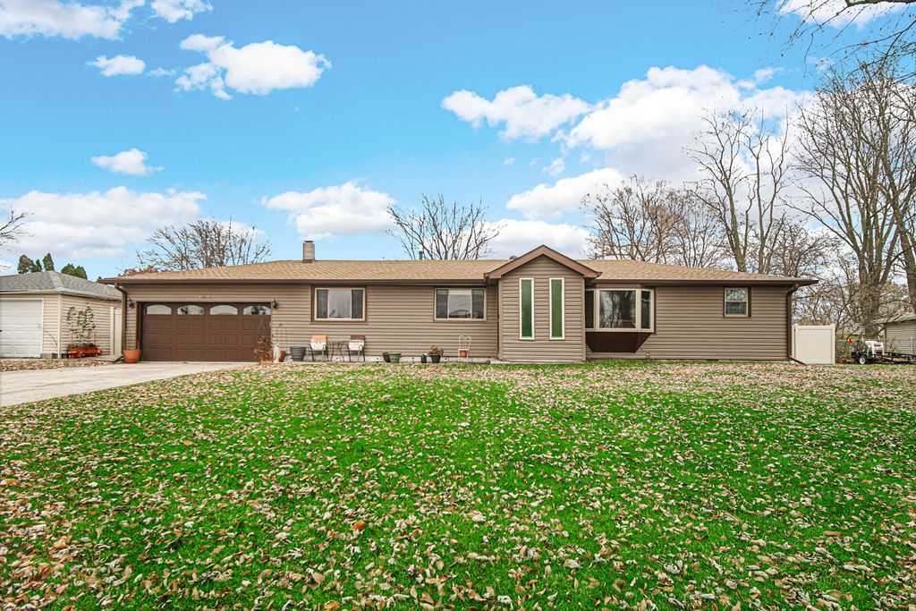 Photo of 709 Beverly Drive, Hebron, IN 46341 (MLS # 831058)
