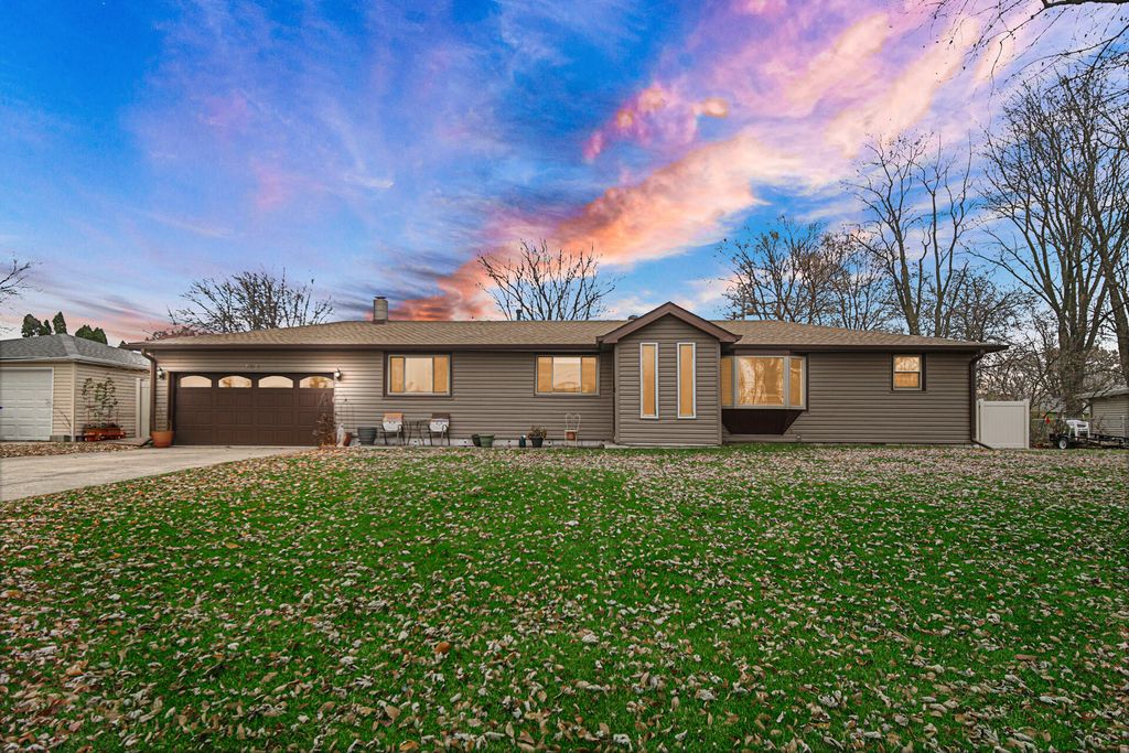 Photo of 709 Beverly Drive, Hebron, IN 46341 (MLS # 831058)