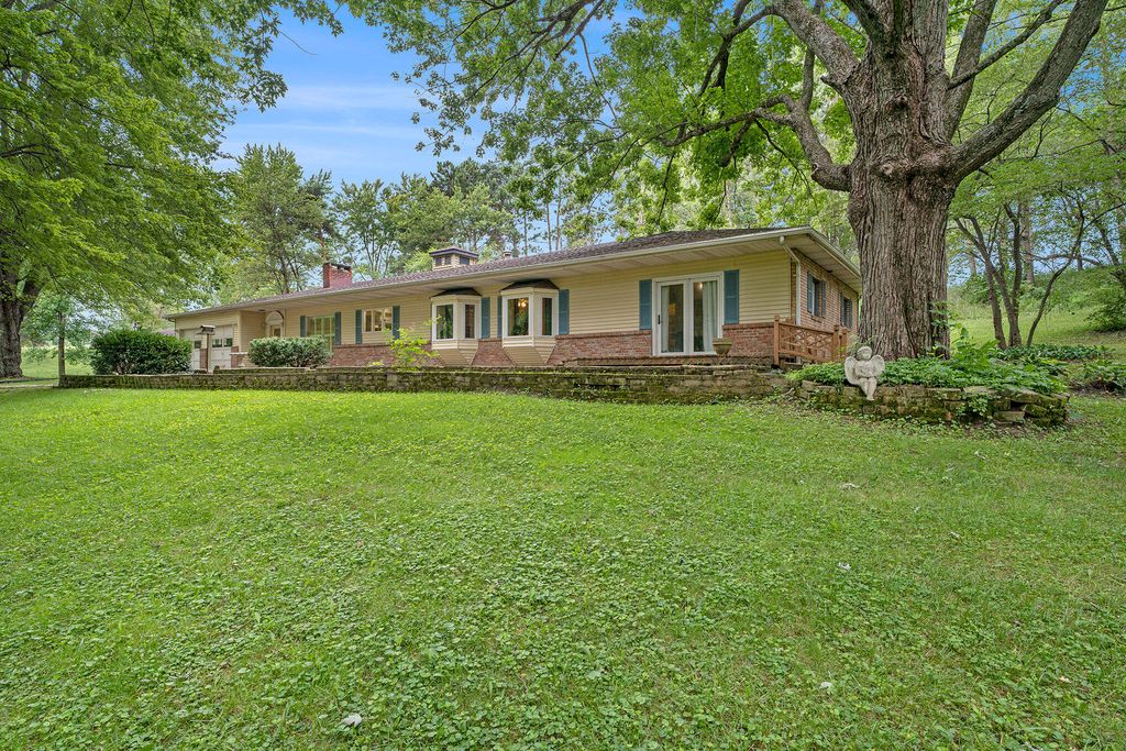 Photo of 254 N 250 W, Valparaiso, IN 46385 (MLS # 823973)