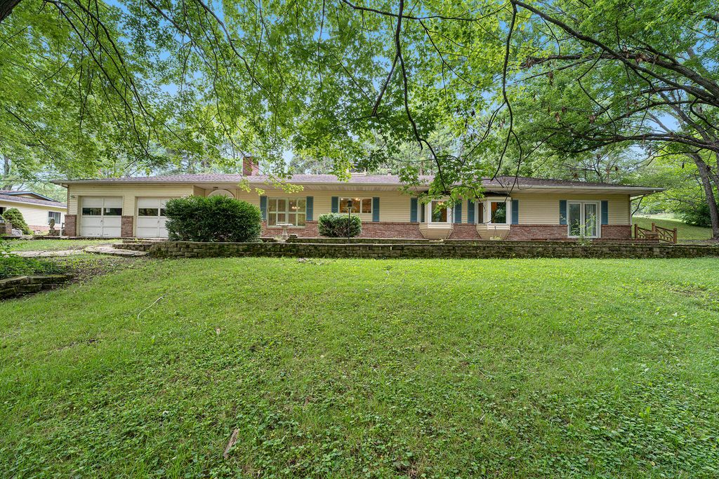 Photo of 254 N 250 W, Valparaiso, IN 46385 (MLS # 823973)