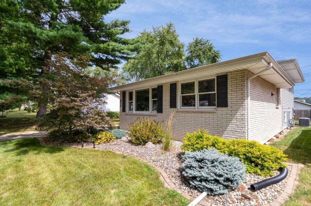 Photo of 1455 Mississippi Place, Hobart, IN 46342 (MLS # 833408)