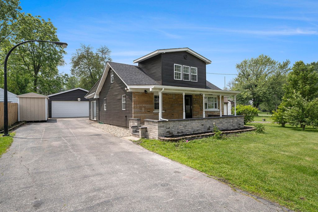 Photo of 11009 W 105th Place, Saint John, IN 46373 (MLS # 834339)