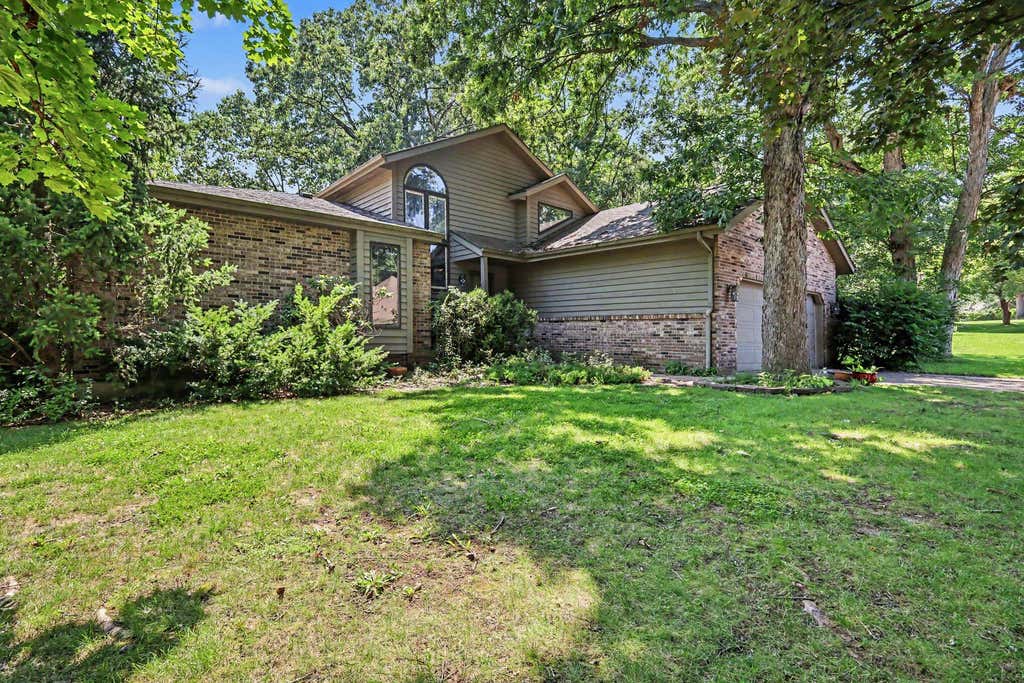 Photo of 804 Brandonbury Drive, Valparaiso, IN 46383 (MLS # 843728)