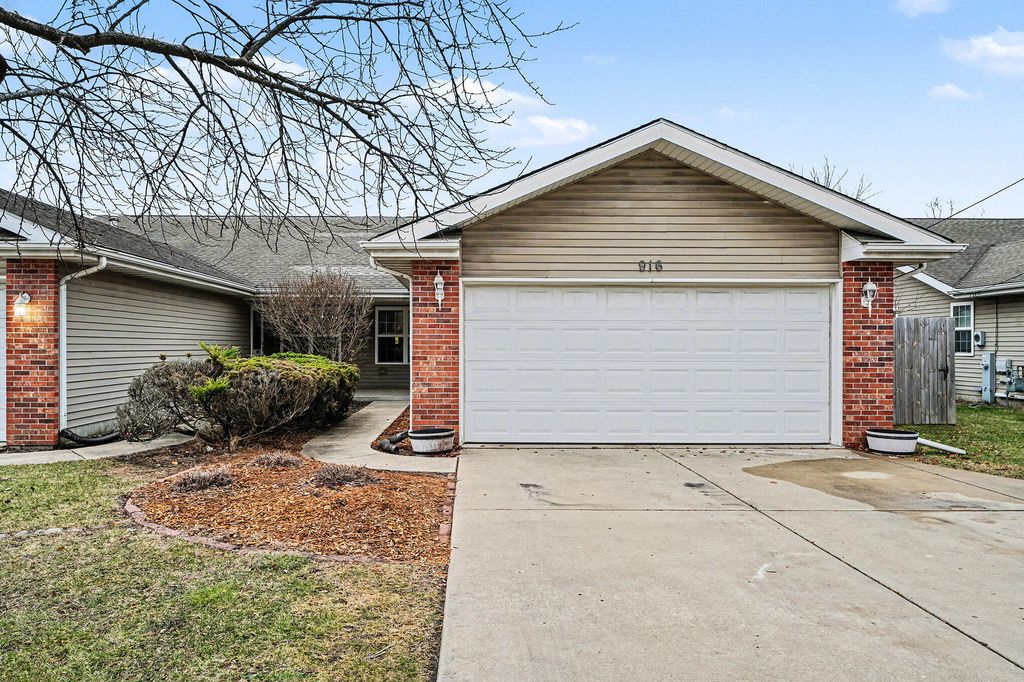 Photo of 916 N Colfax Street, Griffith, IN 46319 (MLS # 832476)