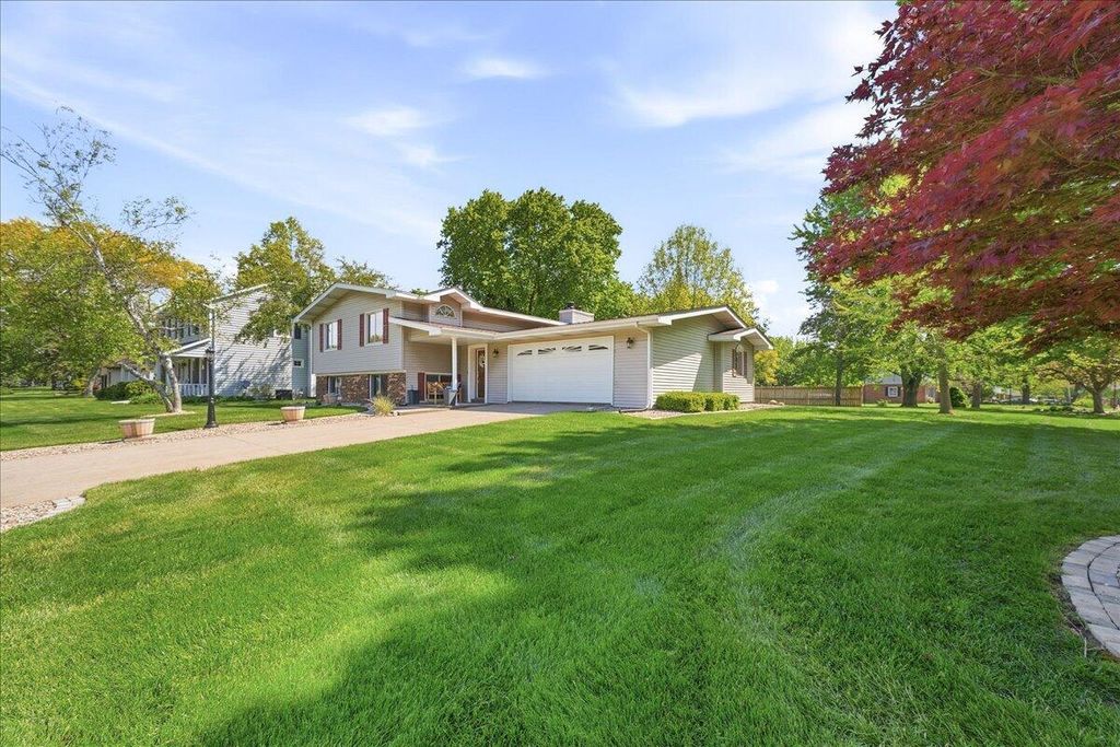 Photo of 4000 Lancaster Drive, Valparaiso, IN 46383 (MLS # 838749)