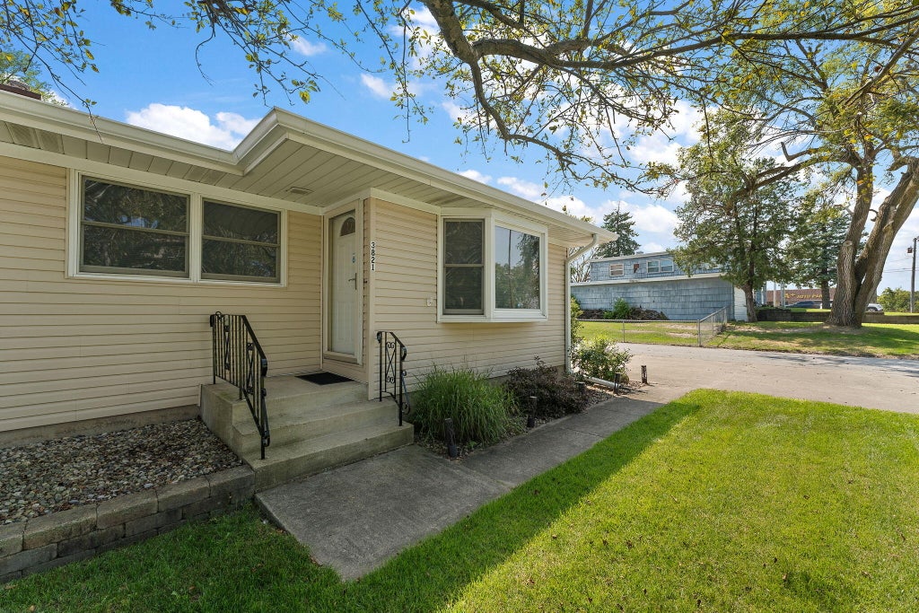 Photo of 3821 W 80th Avenue, Merrillville, IN 46410 (MLS # 844309)