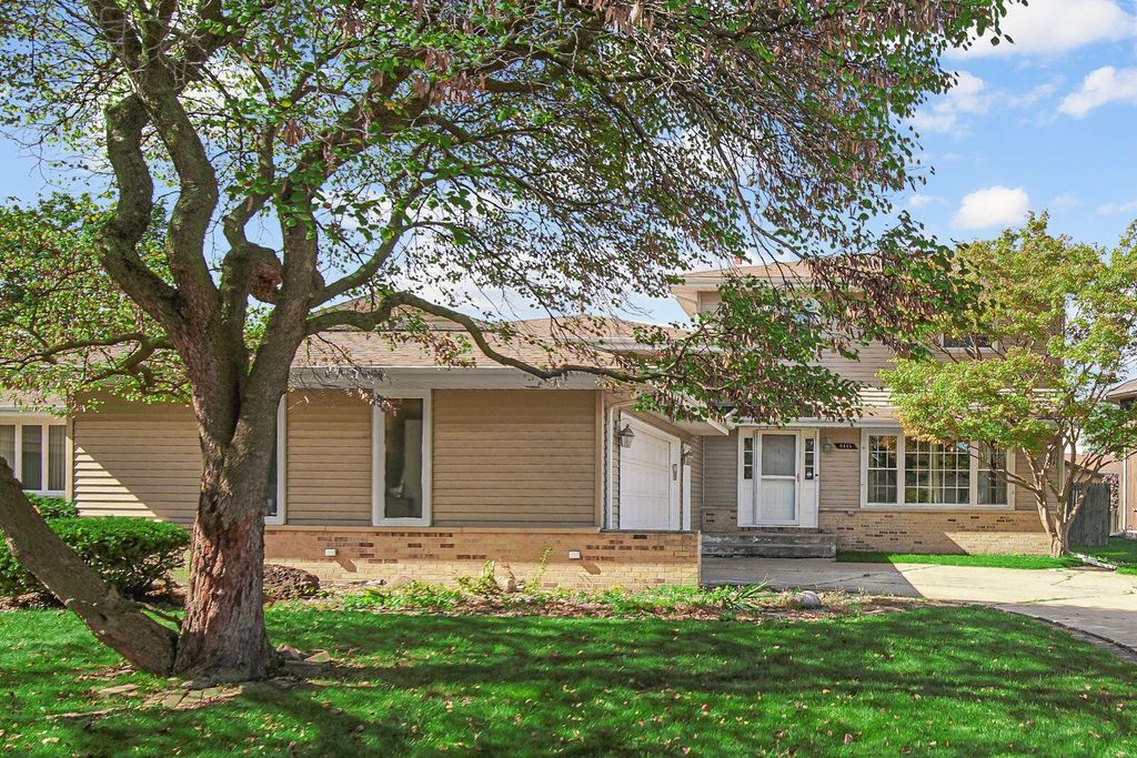 Photo of 9448 Parkway Drive, Highland, IN 46322 (MLS # 829329)