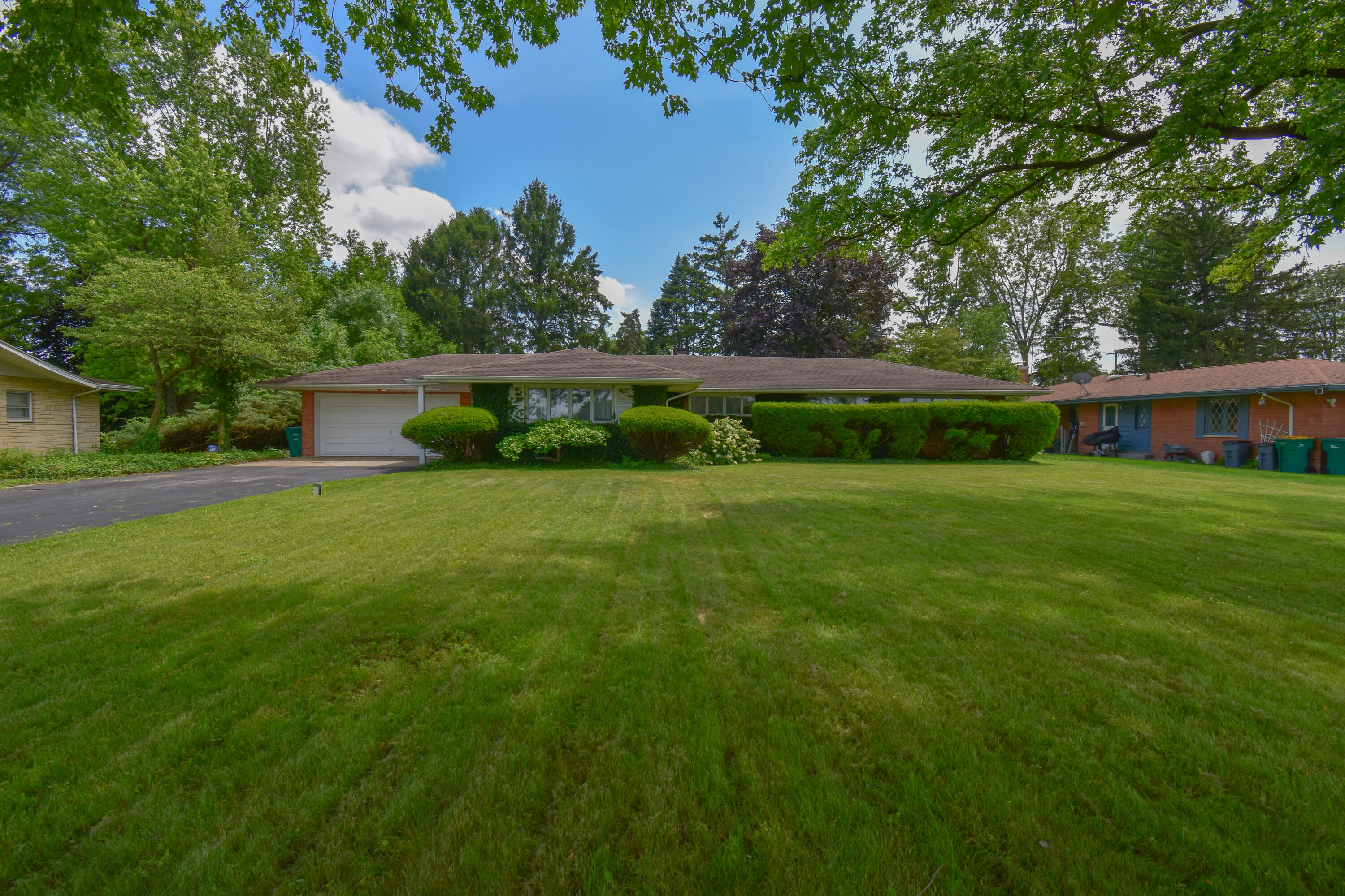 Photo 1 of 27 — 2515 W 57th Avenue, Merrillville, IN 46410
