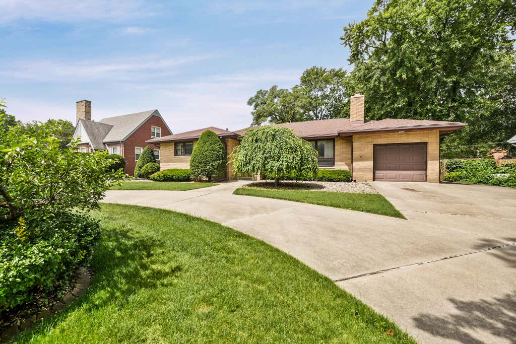Photo of 8028 Hohman Avenue, Munster, IN 46321 (MLS # 840464)