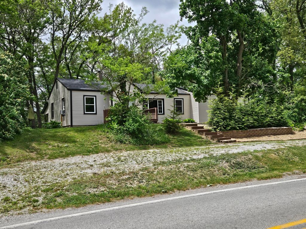 Photo of 16335 County Line Road, Hebron, IN 46341 (MLS # 833739)